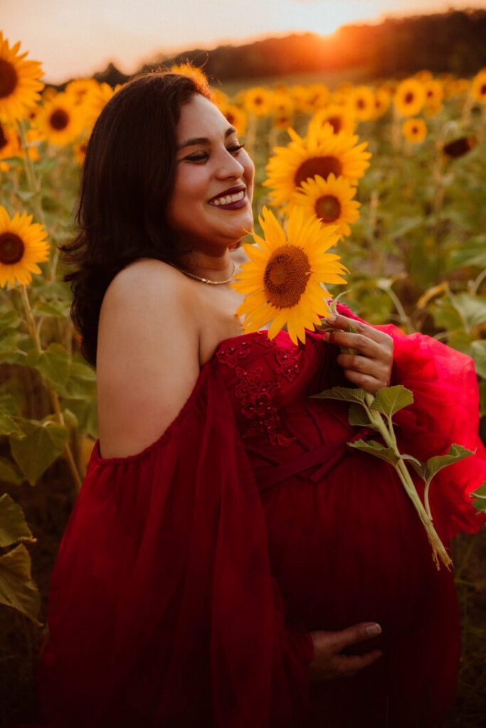 maternity photographer in sunflowers