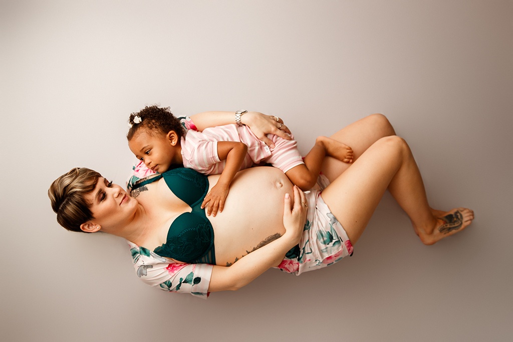 mother and daughter maternity session