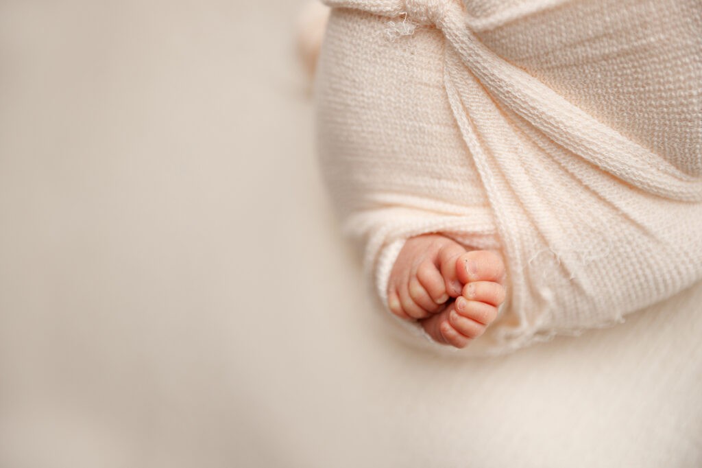 baby feet, newborn photographer Alexandria