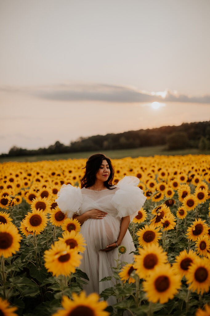 pregnant woman in sunflower field photo shoot