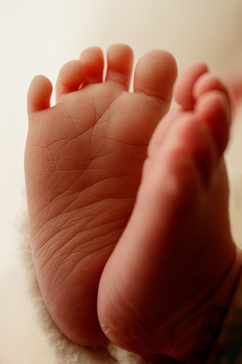 Newborn Photographer, a baby's little feet press together and wrinkles are shown