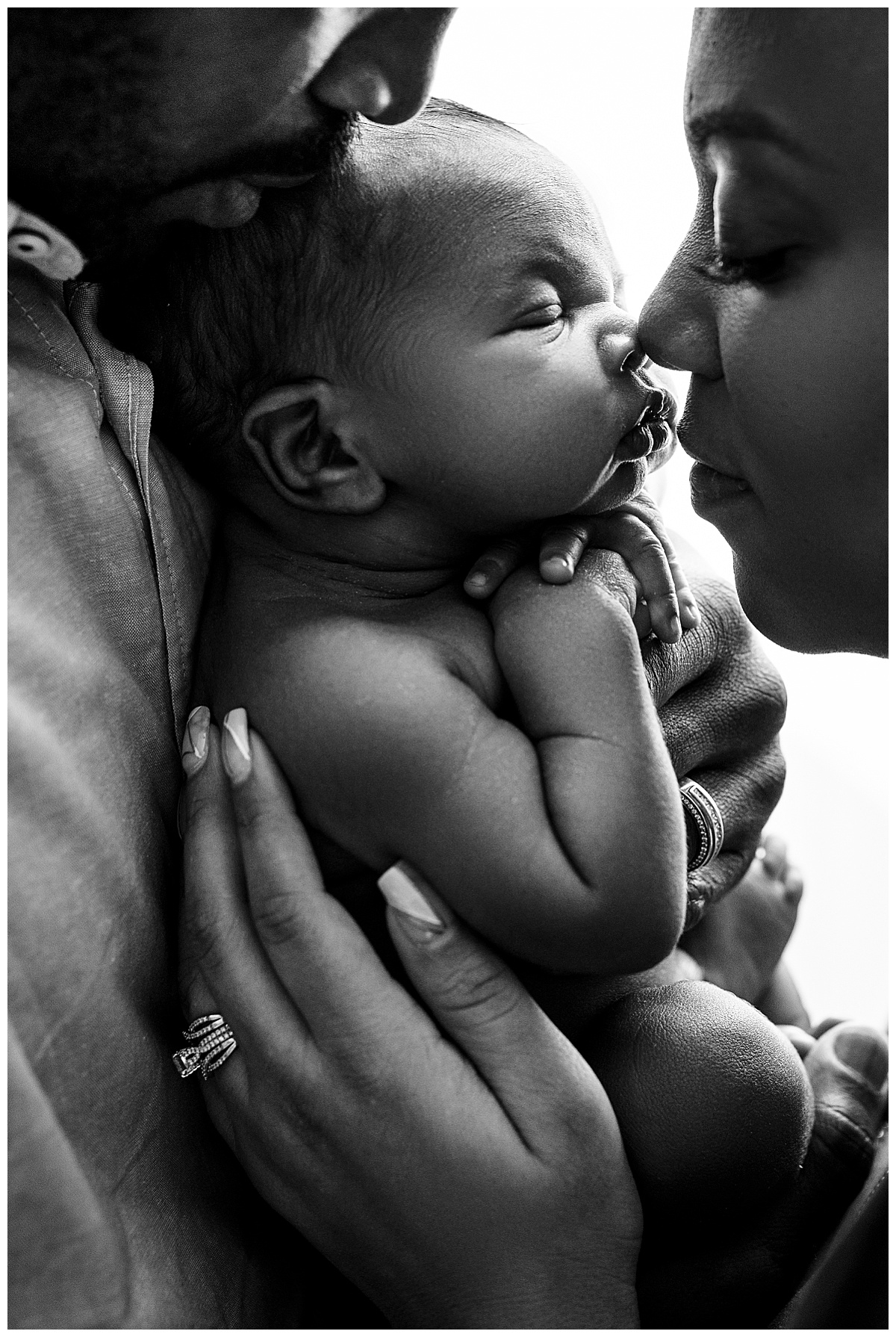 Parents snuggle baby close for Occoquan, VA Newborn Studio