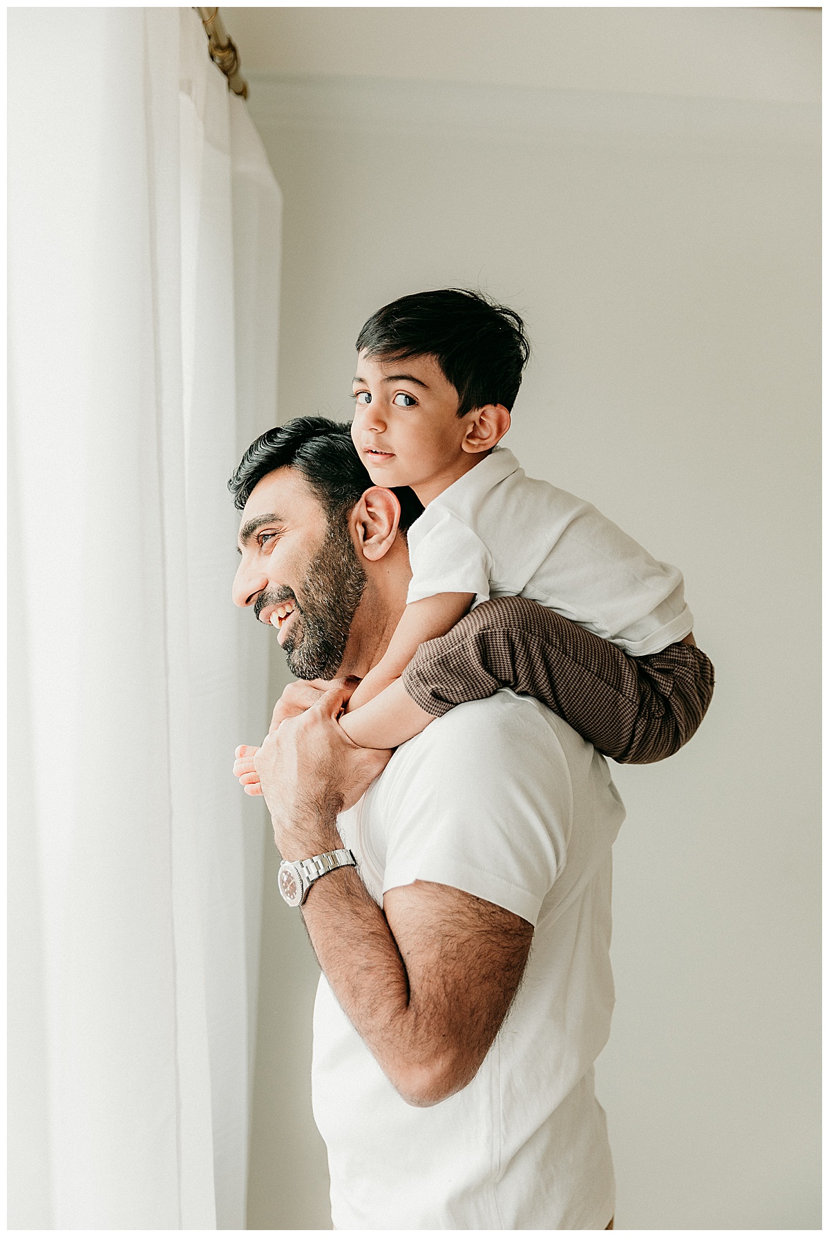 Kid on dads shoulders for Norma Fayak Photography